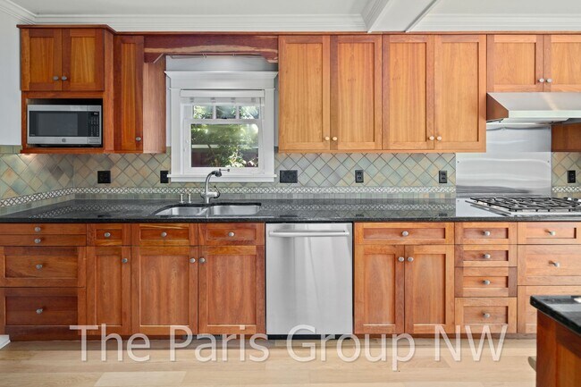 Building Photo - Exceptional Green Lake 3BR * Gorgeous In &...