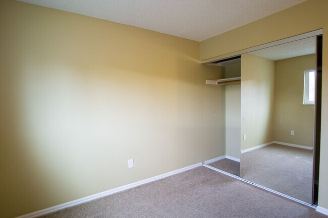 Building Photo - Garden Level 2 Bedroom in Trendy Buckman Neighborhood!