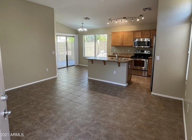 Building Photo - 2250 E Deer Valley Dr