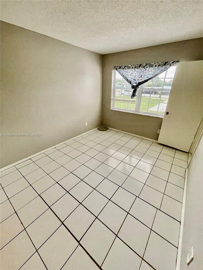 Building Photo - 5532 SW 22nd St