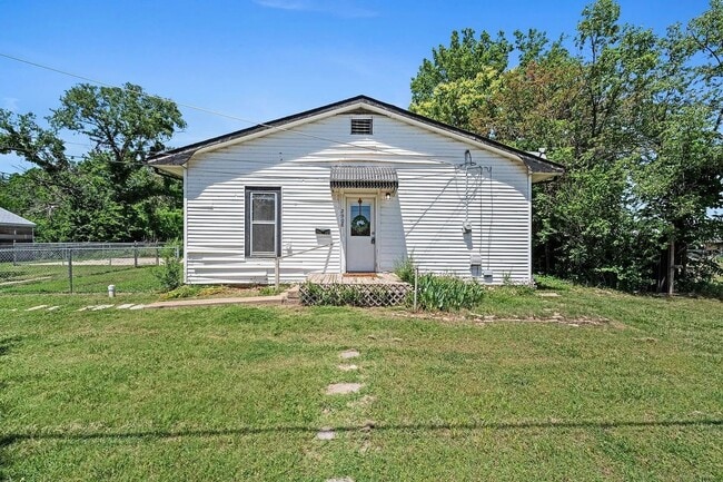 Building Photo - 2908 W 9th St N