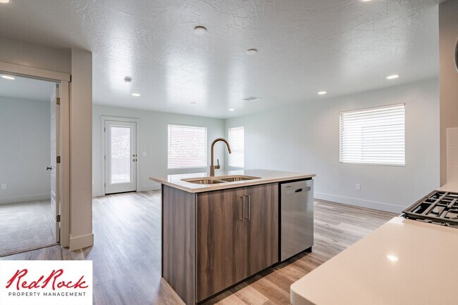 Building Photo - Spacious 4 Bedroom Home Near Hiking Trails