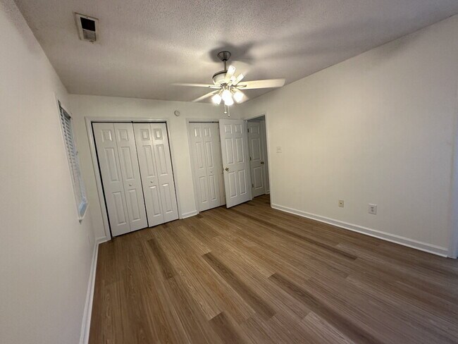 Building Photo - 409 Maplehurst Dr