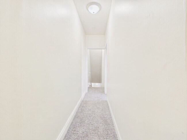 Building Photo - Large 4 Bedroom Single Family on Reily St.