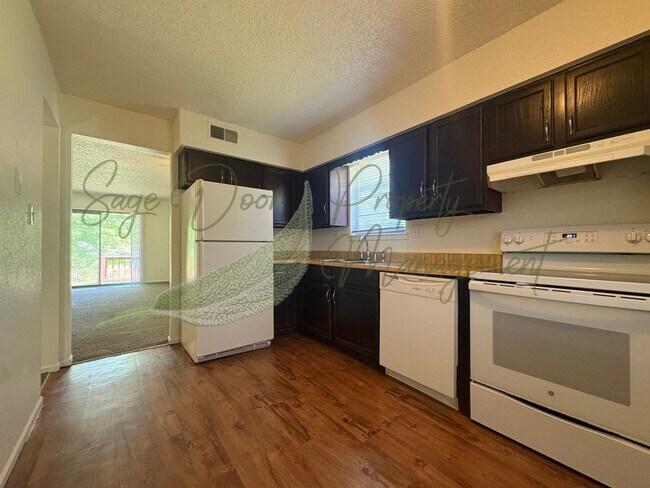 Building Photo - SPACIOUS TOWNHOME WITH GARAGE!!!