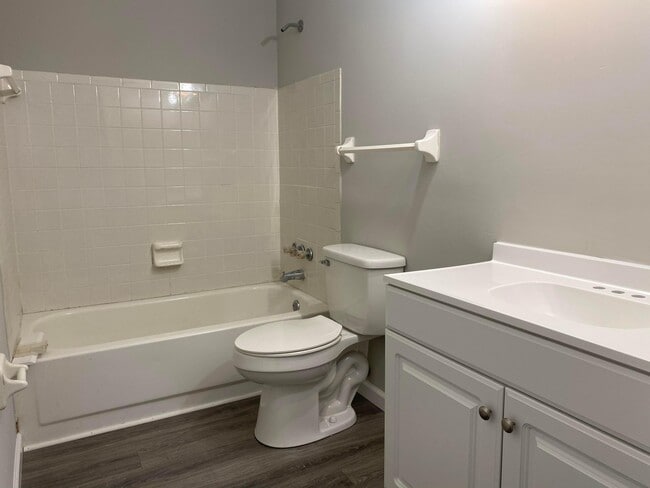 Building Photo - 822 Ronson Ave