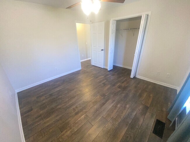 Building Photo - For Lease - 3 Bed, 2 Bath, 1232sqft Home o...