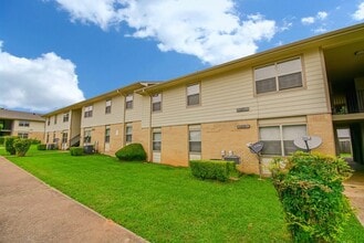 Building Photo - 1501 S Bolton St