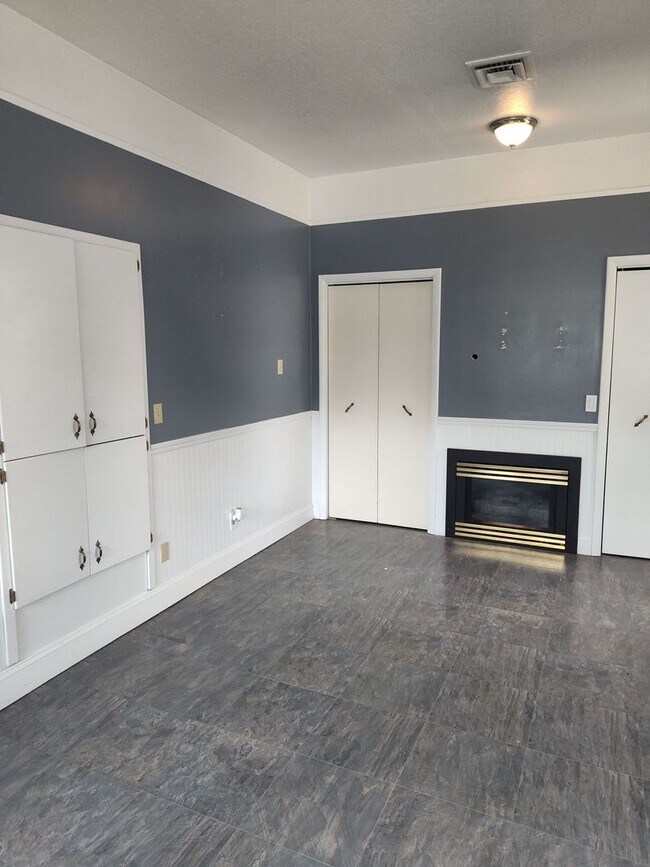 Building Photo - Large 4 Bedroom Orchards Home with private...
