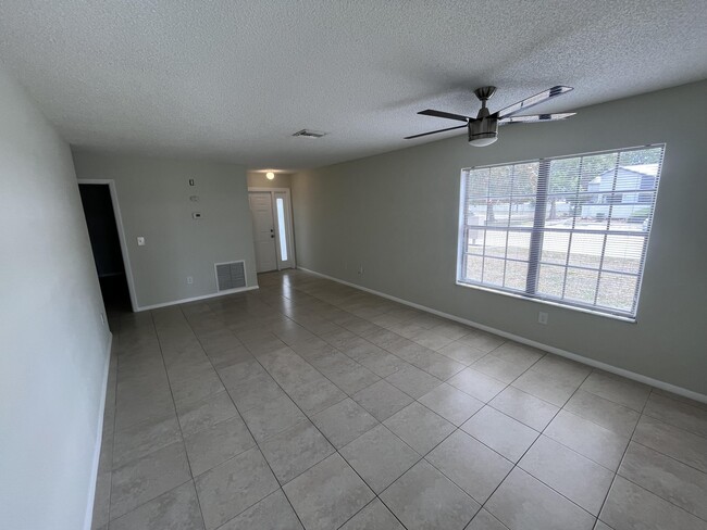 Building Photo - 210 SW Sterret Cir
