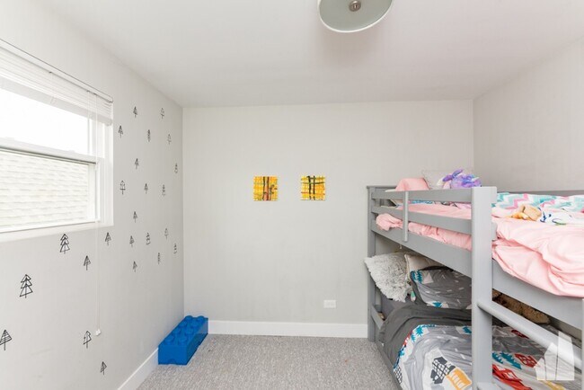 Building Photo - 3570 W Dickens Ave