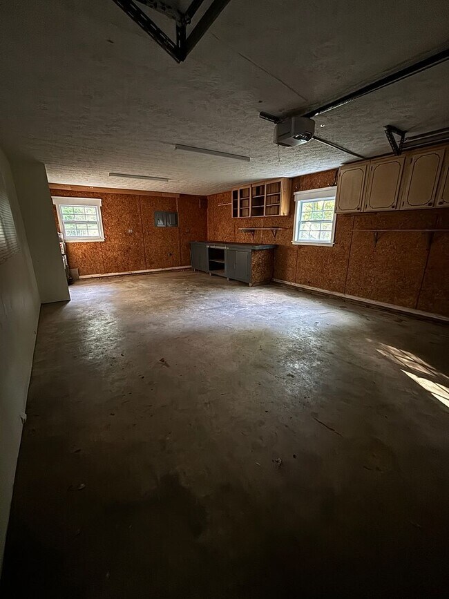 Building Photo - Space, Privacy & Flexibility – All in One Stunning Property