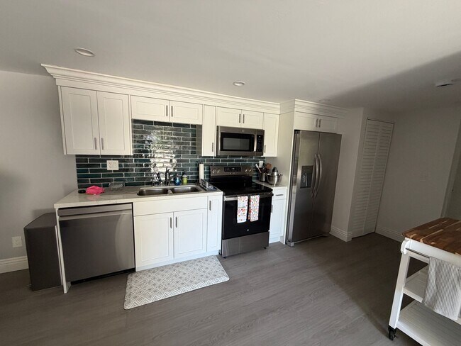Building Photo - 3 bedroom house with amazing views