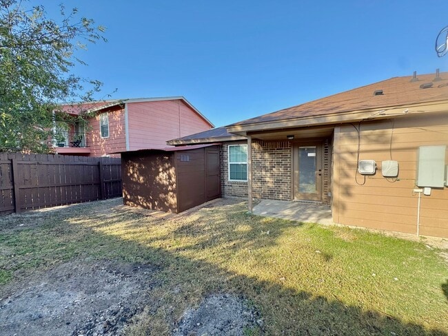 Building Photo - Modern 2 Bedroom 1 Full Bath Duplex with Storage Shed!