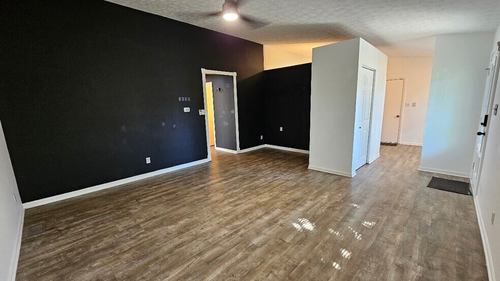 Living Room - 626 Woods Crossing Dr