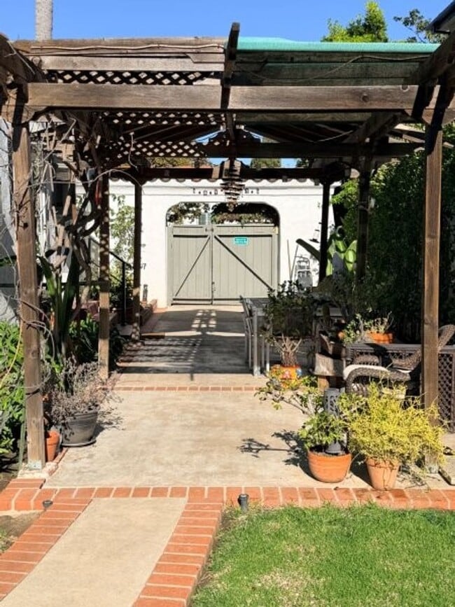 Building Photo - Pico-Robertson / Beverlywood 2 beds + 1.5 baths Spanish house PLUS Studio ADU  | Pool+Jacuzzi & e...