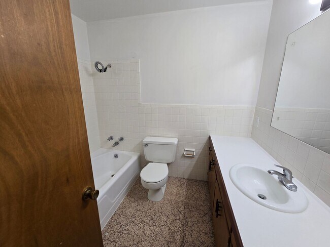 Building Photo - Beautiful 4 bedroom behind the Golf Coarse