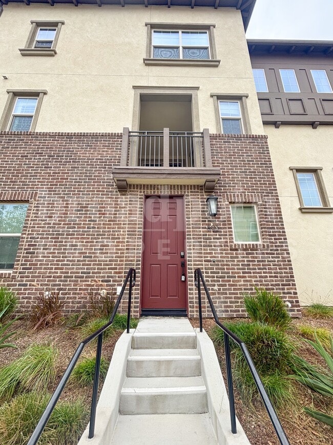 Primary Photo - 893 Slate St
