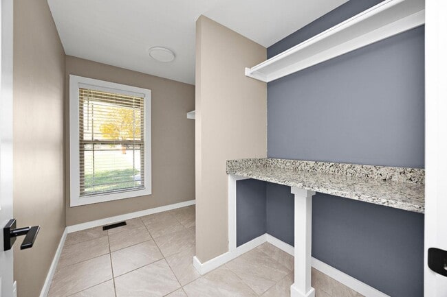 Building Photo - 369 Meadowview Dr