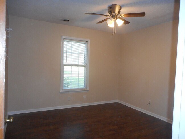 Building Photo - 3-bedroom, 2-bath Brick Home