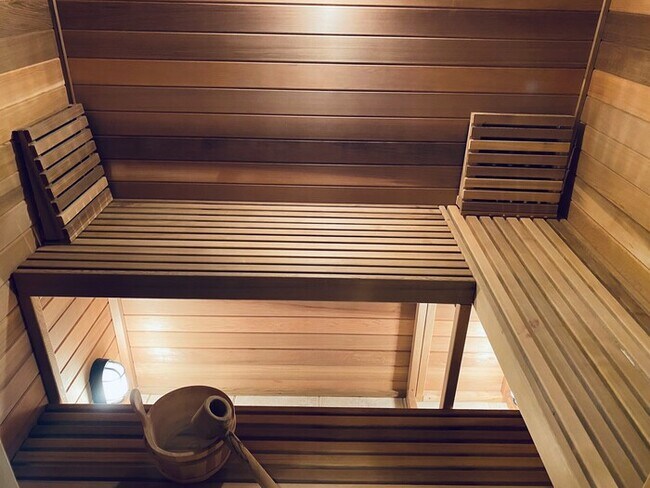 Building Photo - 5 Bedroom Craftsman - Home Great Schools -...