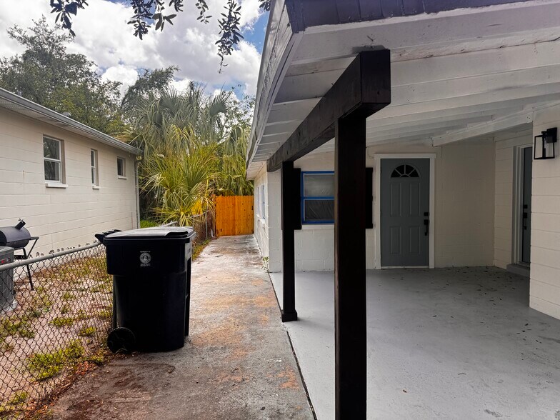 Building Photo - 3205 E Shadowlawn Ave