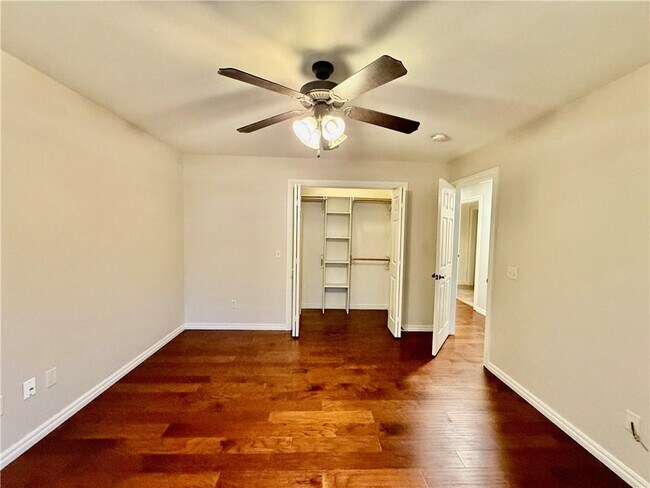 Building Photo - 305 Meadows Ct