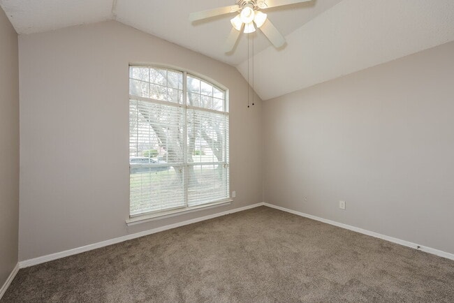 Building Photo - 724 Nicole Dr