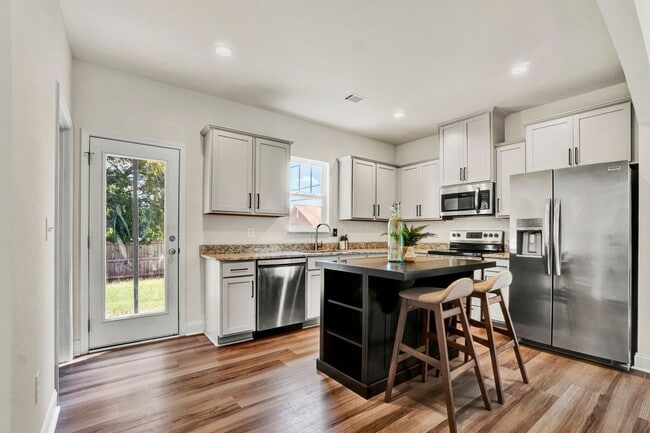 Building Photo - Walking distance to downtown Easley!