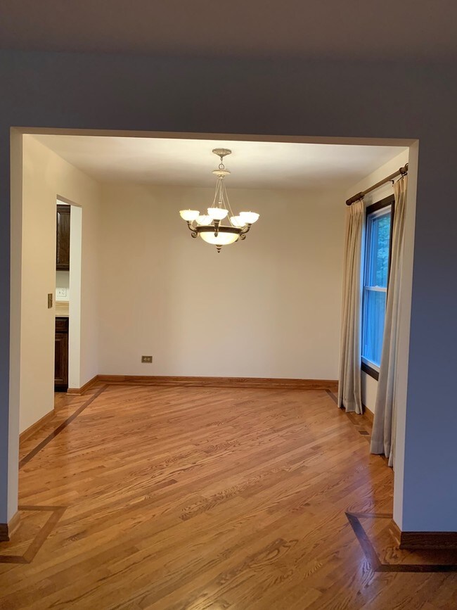 Building Photo - 62 E Fox Hill Dr