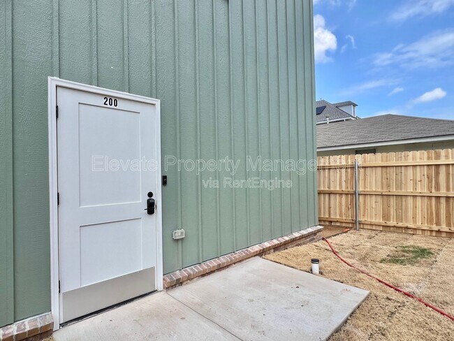 Building Photo - 216 E Hurd St