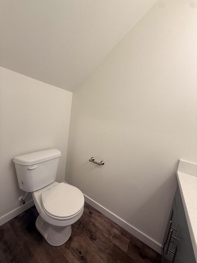 Building Photo - 505-507 NW Hillcrest Dr