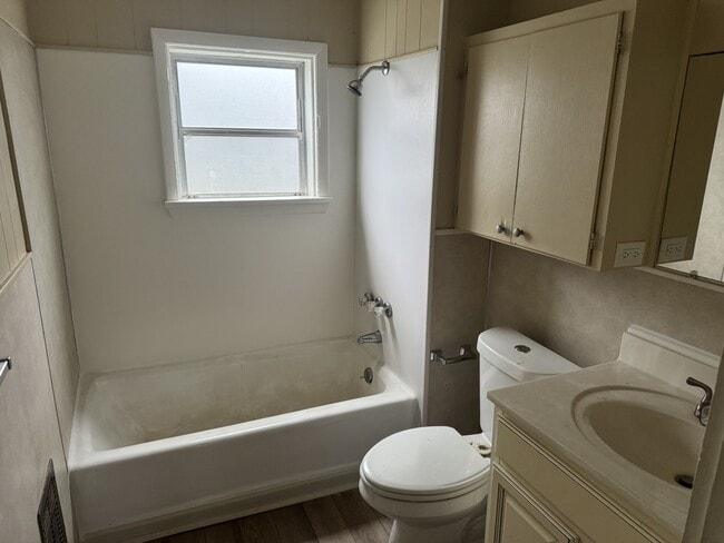 Building Photo - 303 Ash St