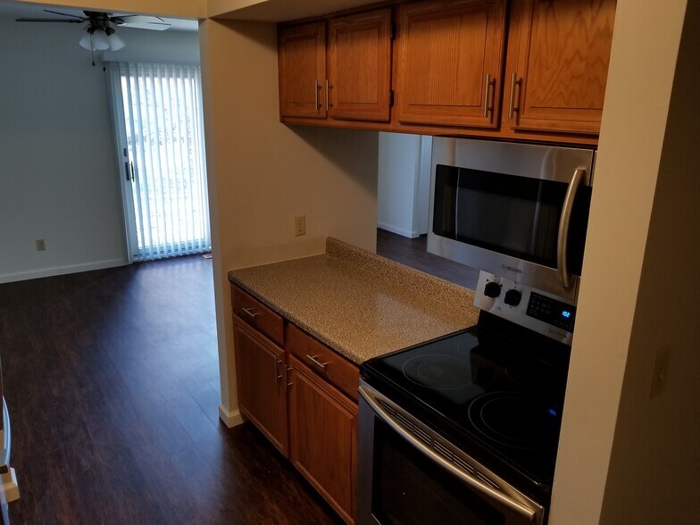 Building Photo - 9997 Independence Dr