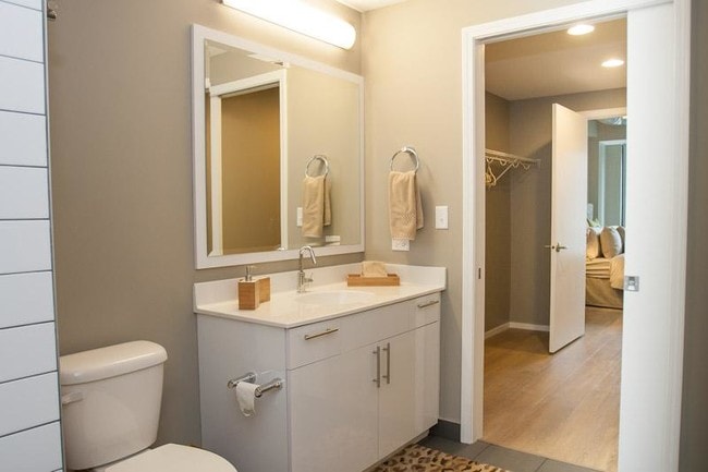 Building Photo - 231 W Scott St