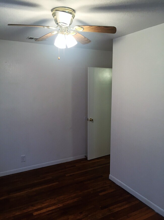 Building Photo - 406 N 2nd St