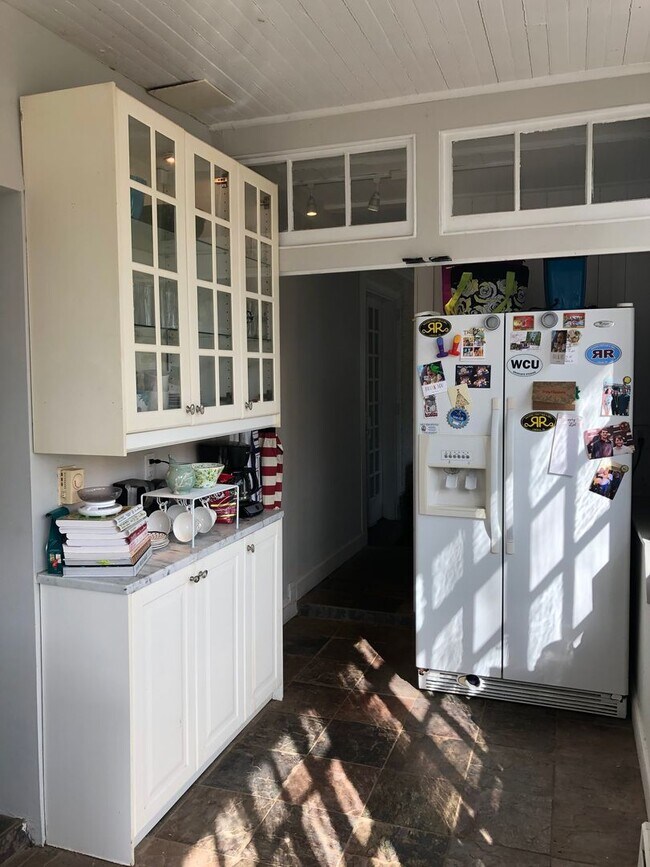 Building Photo - Updated 4 Bed / 2 Bath - Quiet Location, P...