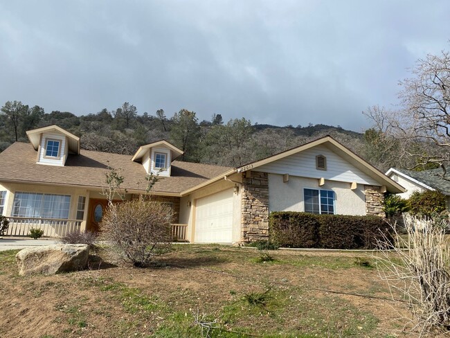 Building Photo - Mountain views