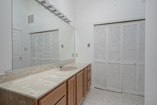 Building Photo - 2004 Augusta Cir