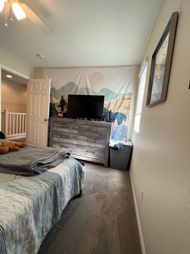 Building Photo - ABSOLUTELY AMAZING! Large 4 bedroom 2 stor...