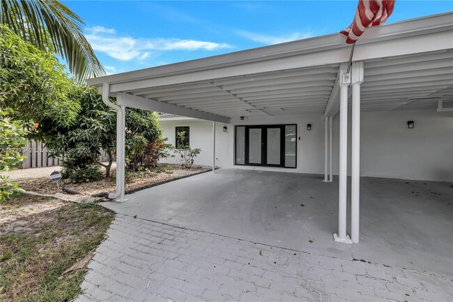 Building Photo - 1608 SW 5th Ct