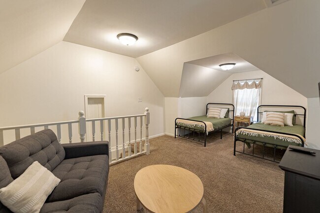 Building Photo - Charming 2 Bedroom with Fenced Yard & Parking Near Old Market!