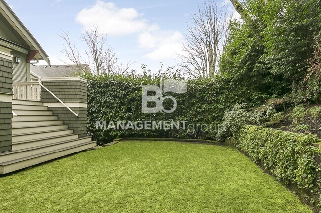 Building Photo - Stunning Historic Bungalow Just Minutes From City Center!