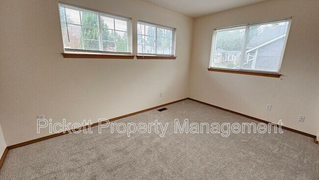 Building Photo - 12220 Ravena Pl NW