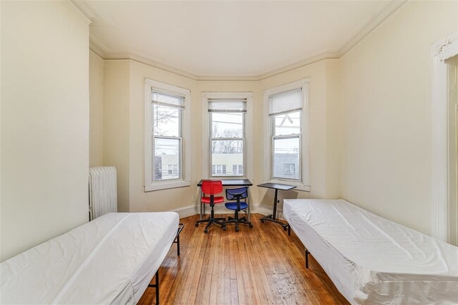 Building Photo - 144 Nelson Ave