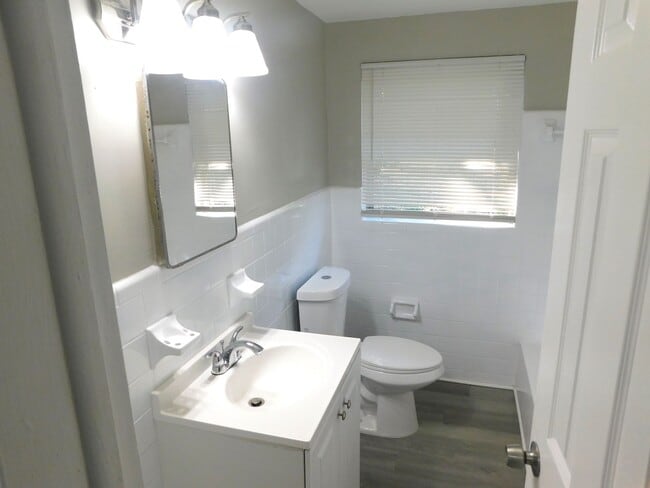 Building Photo - **ROOM** with SHARED KITCHEN and BATH in a newly remodeled House