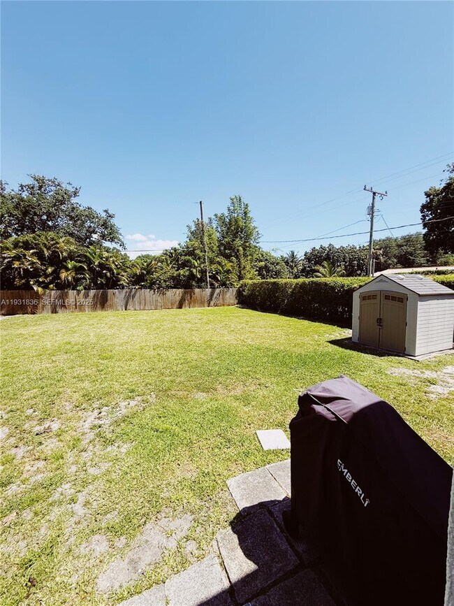 Building Photo - 1075 NE 120th St