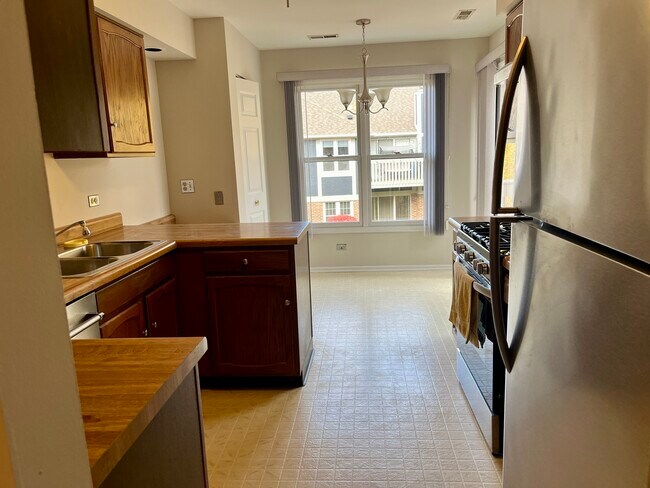 Building Photo - 240 Southwick Ct