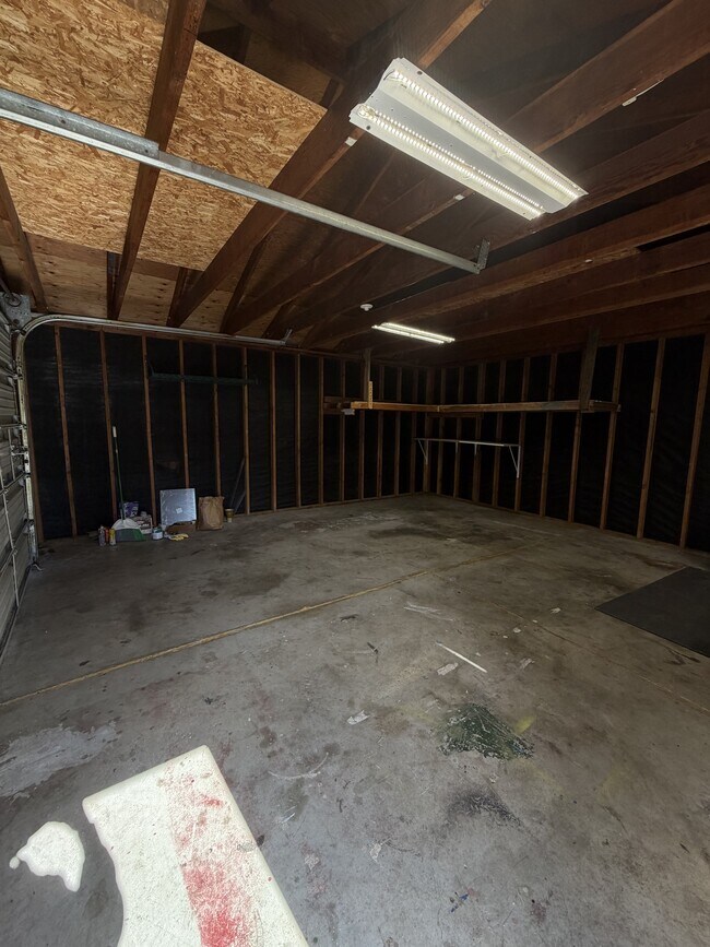 Building Photo - 913 Clover Dr