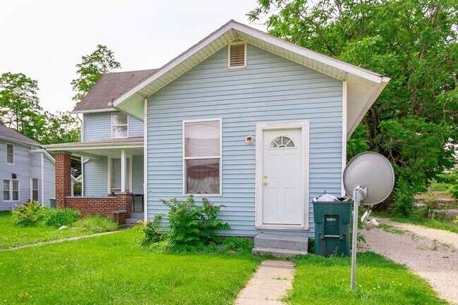 Primary Photo - PRELEASING for AUGUST! Close to Campus